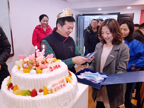 您有一份生日祝福需要查收！萬威機械員工為董事長,總經理送上祝福
