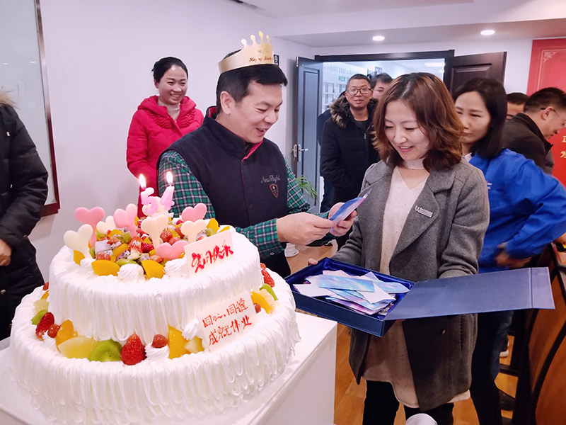 您有一份生日祝福需要查收！萬威機械員工為董事長,總經理送上祝福