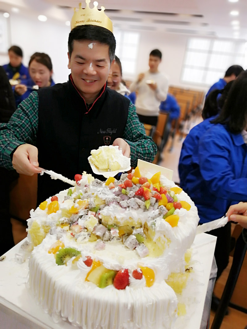 您有一份生日祝福需要查收！萬威機械員工為董事長,總經理送上祝福